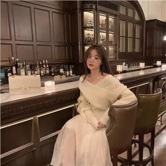 V-nyakú puha pulóver